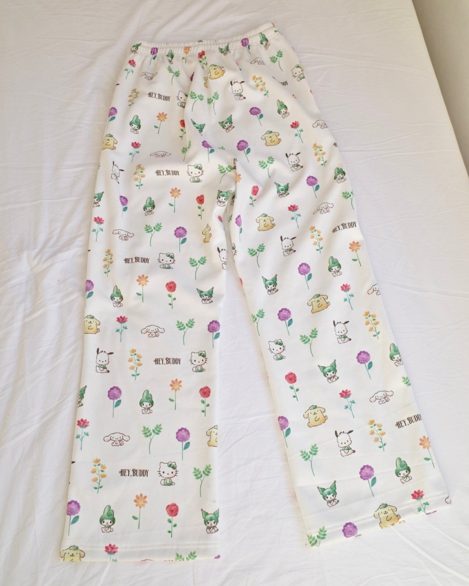 12/5発売【SANRIO CHARACTERS】総柄フラワースウェットパンツ - HEY,BUDDY