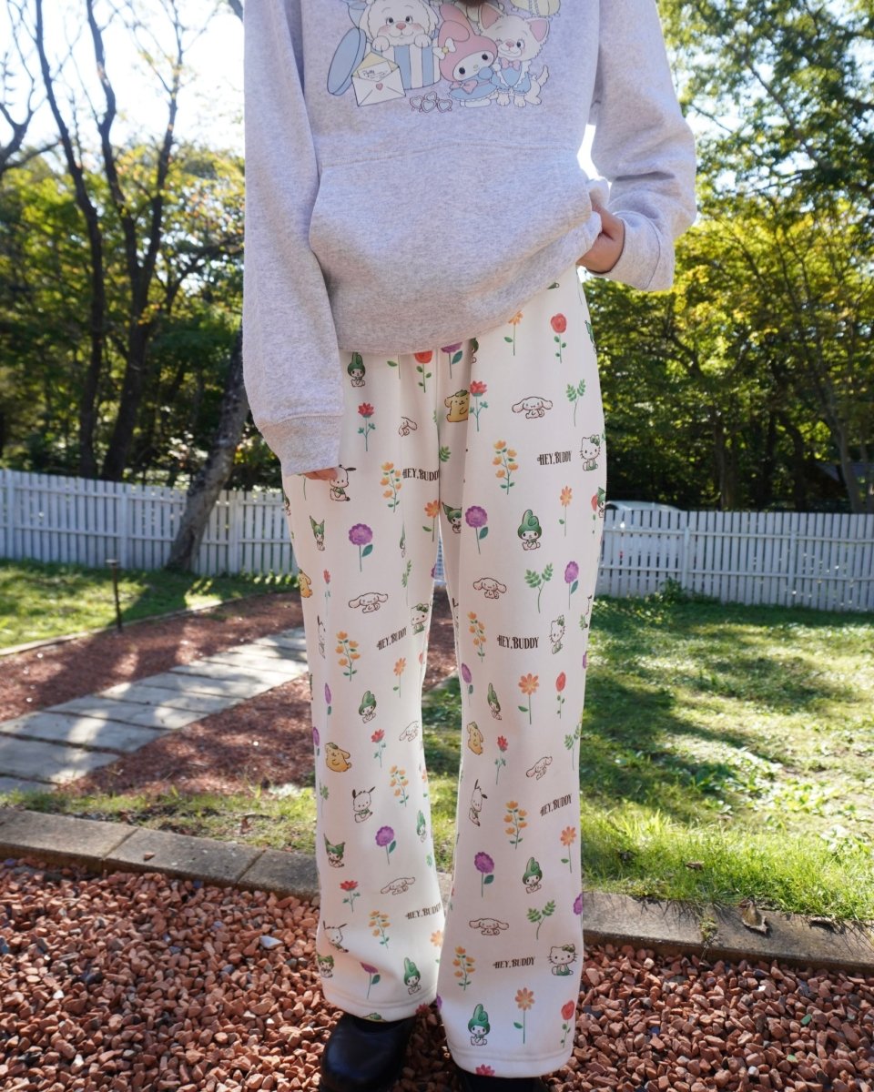 12/5発売【SANRIO CHARACTERS】総柄フラワースウェットパンツ - HEY,BUDDY