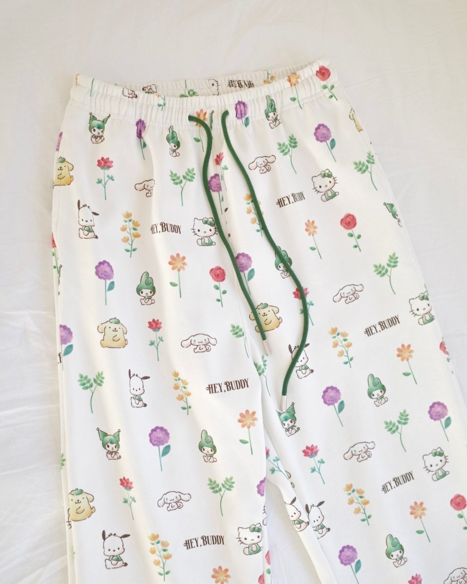 12/5発売【SANRIO CHARACTERS】総柄フラワースウェットパンツ - HEY,BUDDY