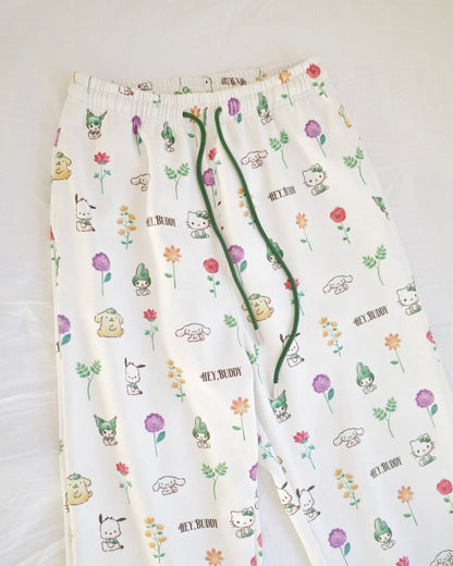12/5発売【SANRIO CHARACTERS】総柄フラワースウェットパンツ - HEY,BUDDY
