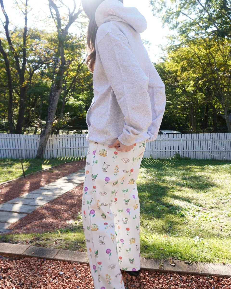 12/5発売【SANRIO CHARACTERS】総柄フラワースウェットパンツ - HEY,BUDDY