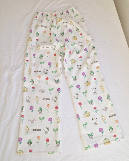 12/5発売【SANRIO CHARACTERS】総柄フラワースウェットパンツ - HEY,BUDDY