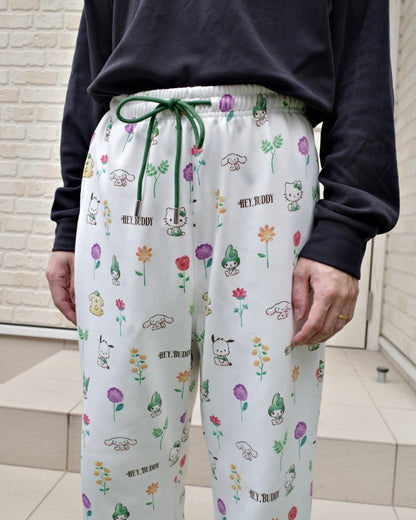 12/5発売【SANRIO CHARACTERS】総柄フラワースウェットパンツ - HEY,BUDDY