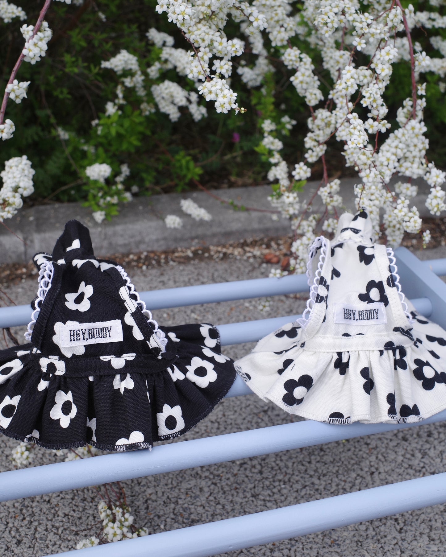 monotone flower bonnet