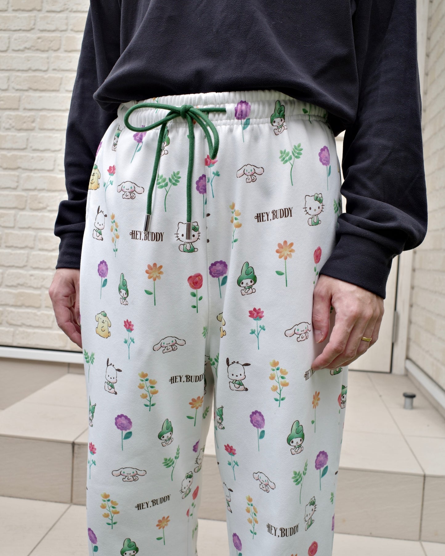 12/5発売【SANRIO CHARACTERS】総柄フラワースウェットパンツ