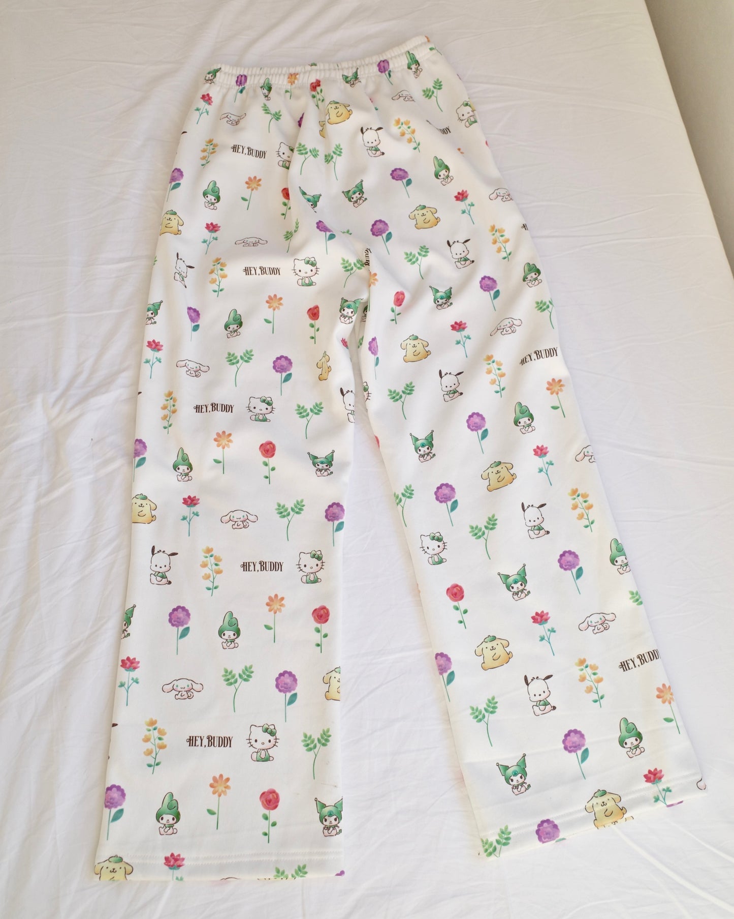 12/5発売【SANRIO CHARACTERS】総柄フラワースウェットパンツ